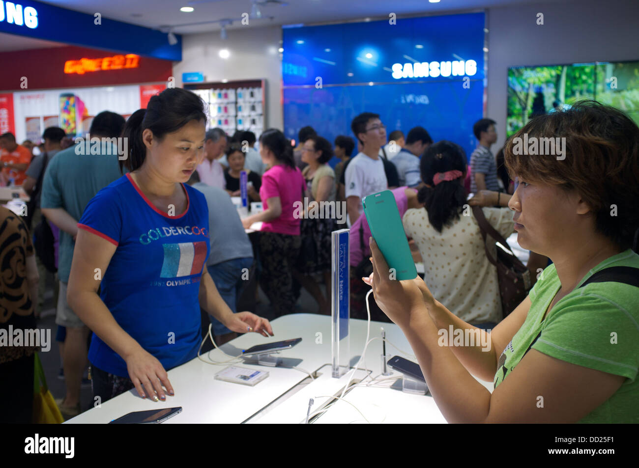 Kunden versuchen Samsung Galaxy Produkte im Gome Elektrogeräte Store in Peking, China. 2013 Stockfoto