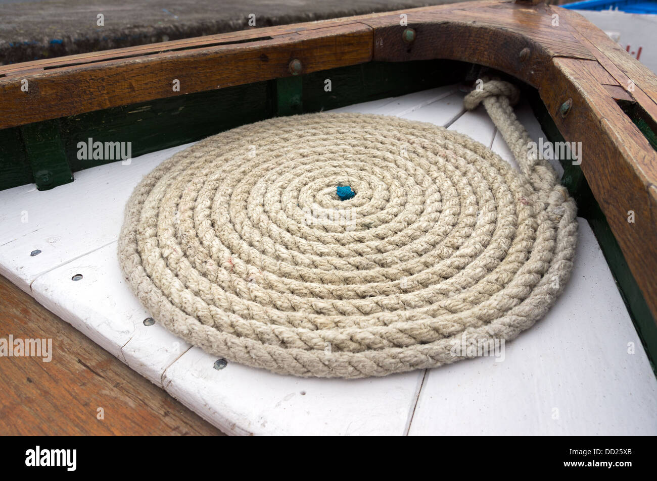 Seil auf einem Boot in Spirale aufgerollt Stockfoto
