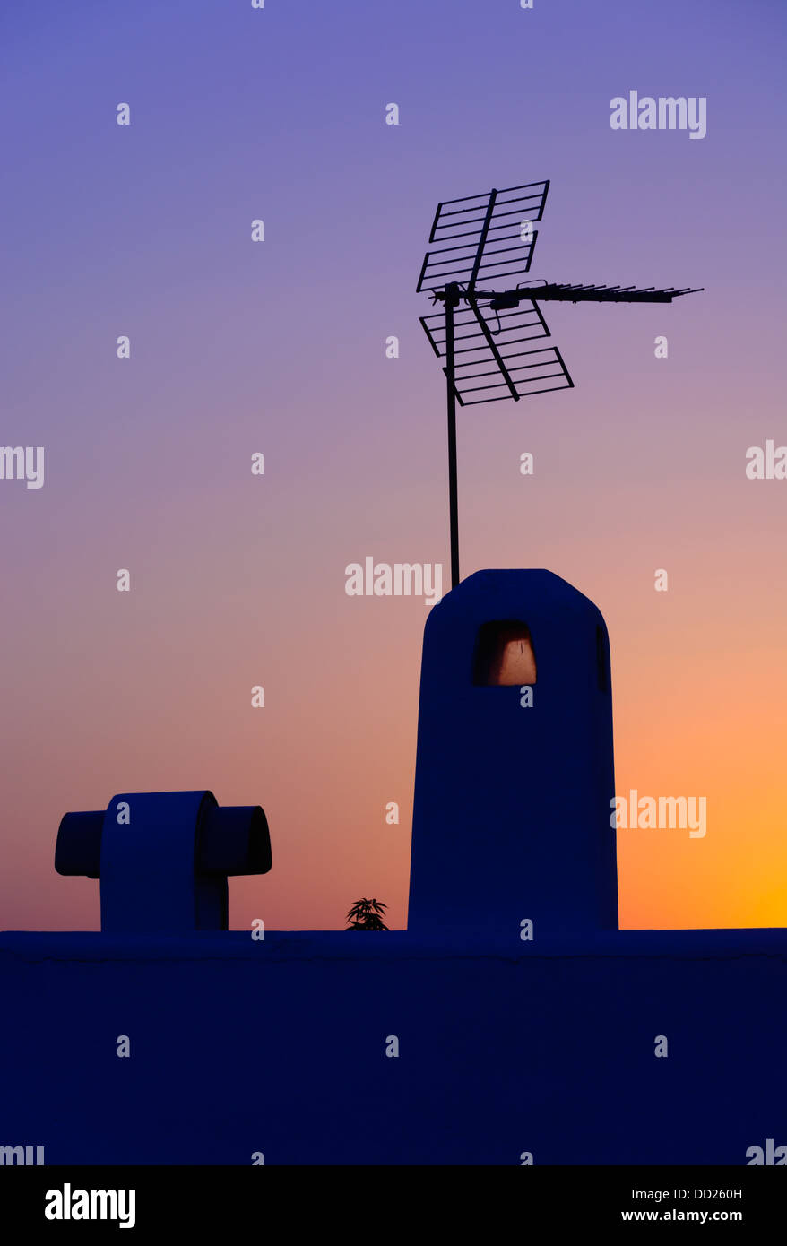 Spanische Dach mit Antenne bei Sonnenuntergang, Mallorca. Stockfoto
