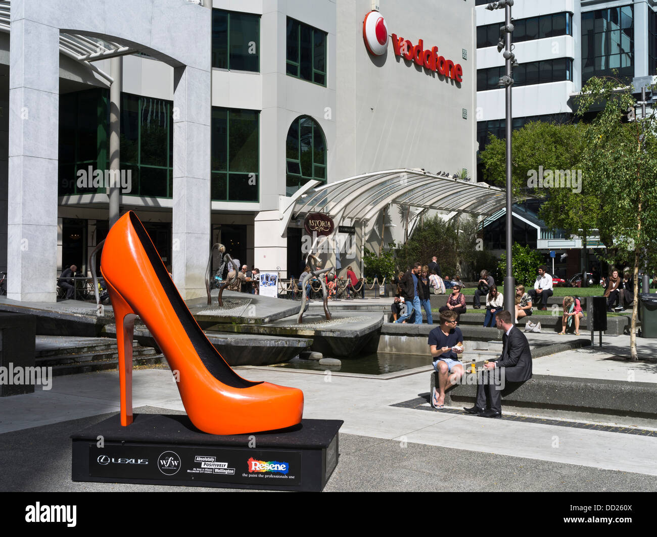 Dh Lambton Quay WELLINGTON NEUSEELAND Stadt Arbeitnehmer Mittagspause Midland Park Center Square Anzeige Skulptur Stockfoto