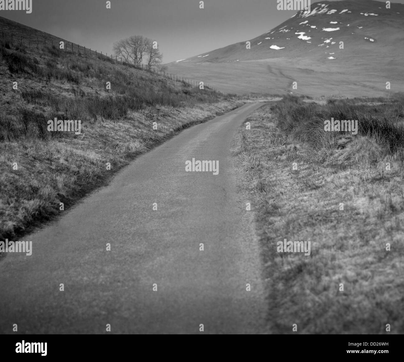 Ein schwarz-weiß-Foto von einer lange Bergstraße in Wales Stockfoto