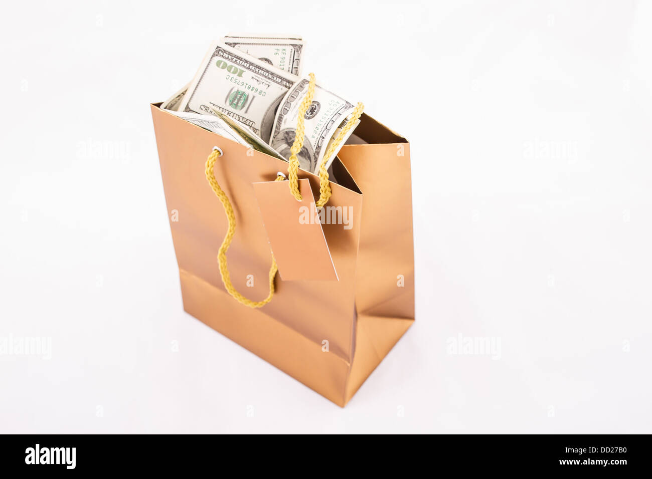 Eine gold Geschenktüte mit Dollar isoliert Stockfoto