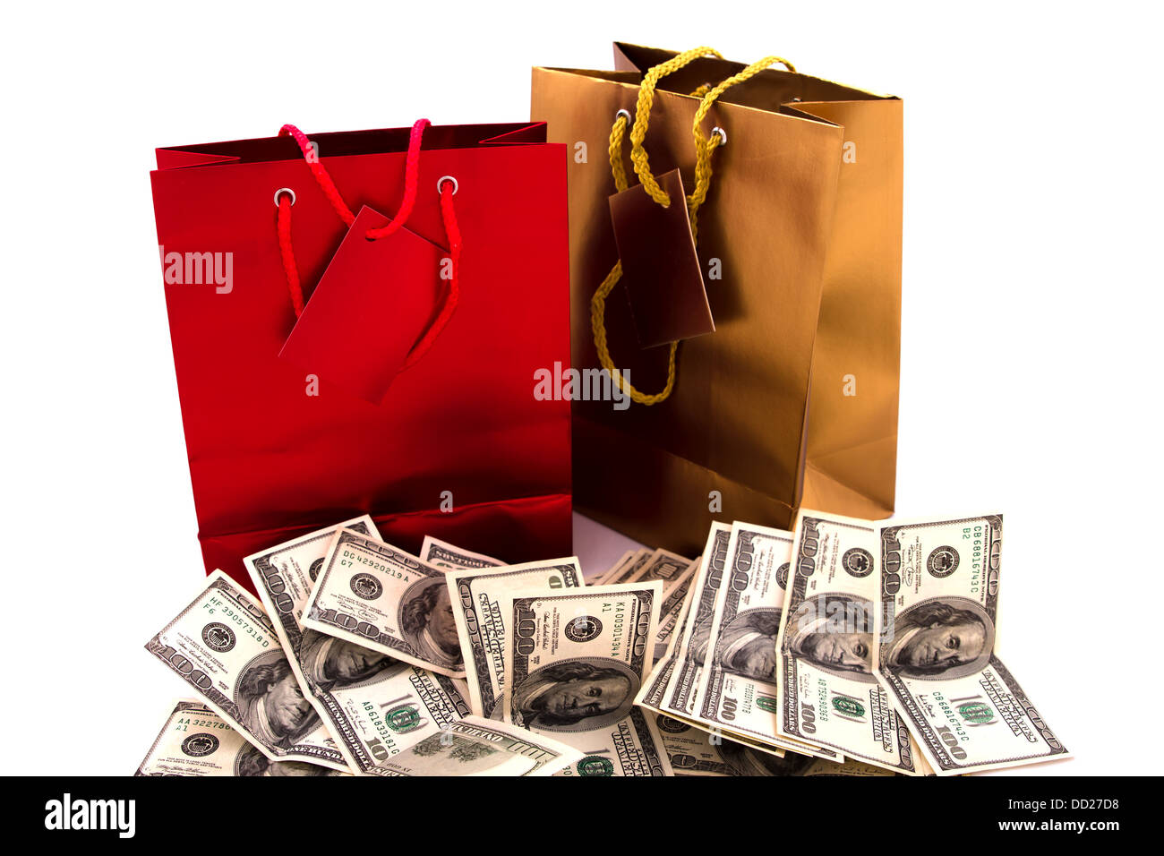 Eine goldene und eine rote Geschenktüte mit Dollar, isoliert Stockfoto