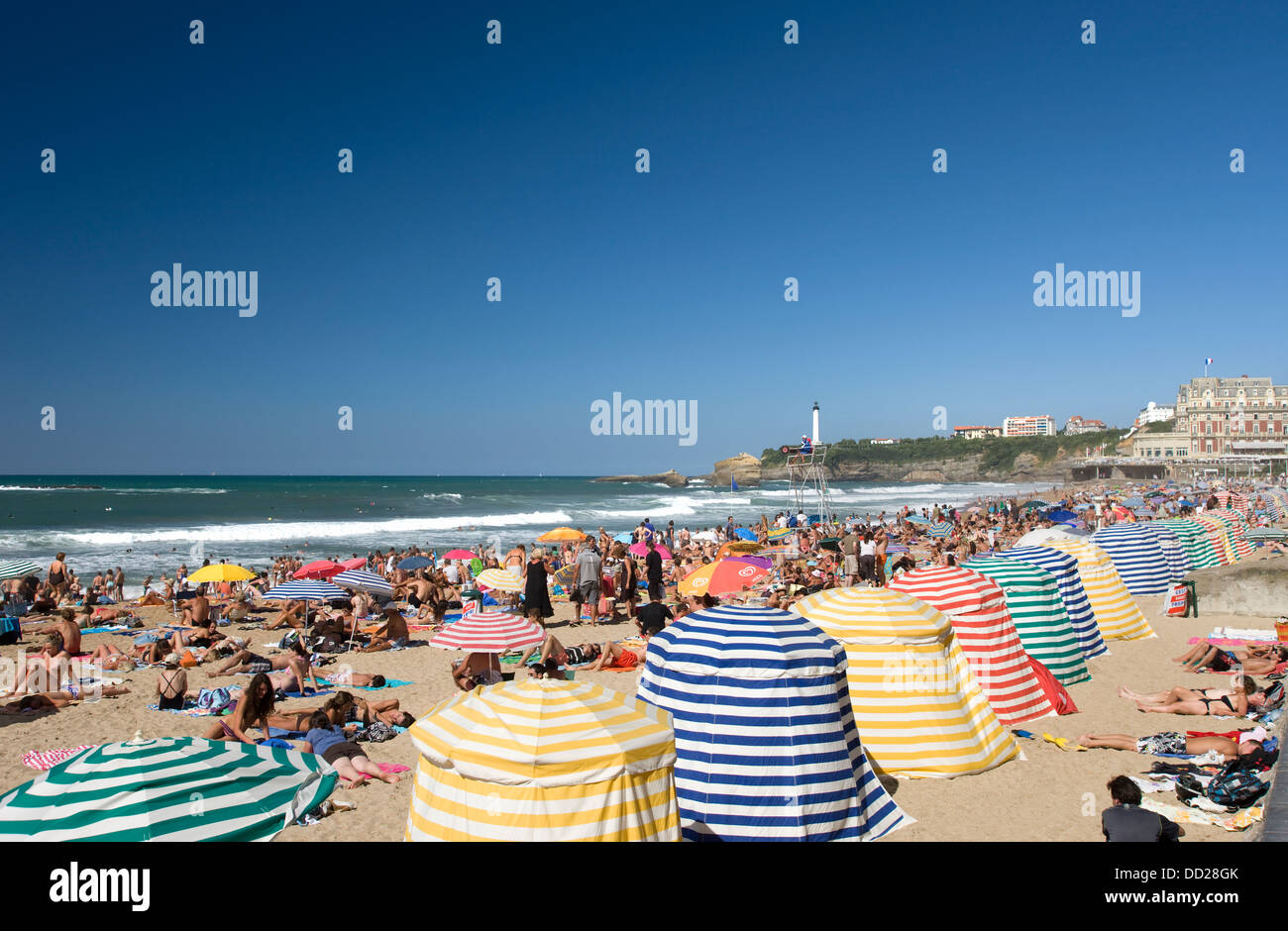 BADEGÄSTE ZELTE STRAND LA GRANDE PLAGE BIARRITZ PYRENÄEN ATLANTIQUES AQUITANE FRANKREICH Stockfoto