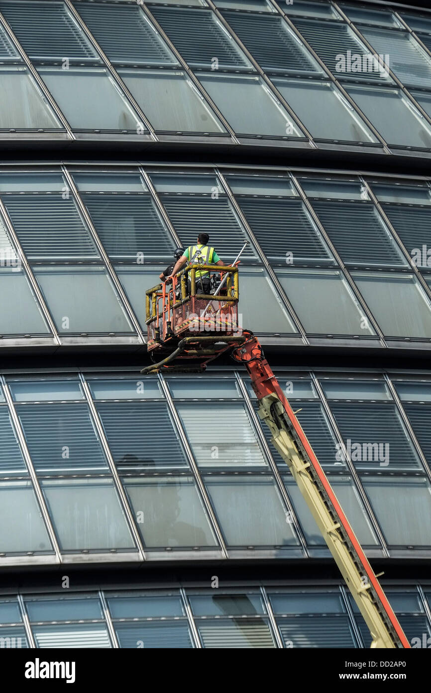 London, UK. 23. August 2013: Arbeitnehmer angehoben an die Spitze der London City Hall, Durchführung von Instandhaltungsarbeiten an den Fenstern.  Fotograf: Gordon Scammell/Alamy Live-Nachrichten Stockfoto