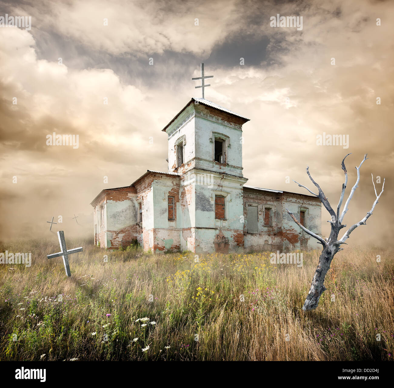 Verlassene Kirche Friedhof in einem Feld Stockfoto