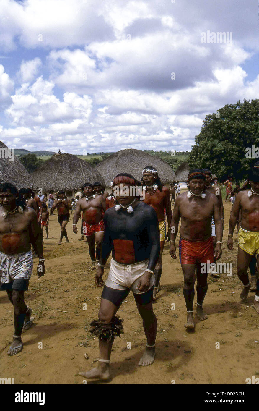 Xevante-Stamm-Mitglieder des Stammes Amazon gehen einen Kreis um ihr Dorf Stockfoto