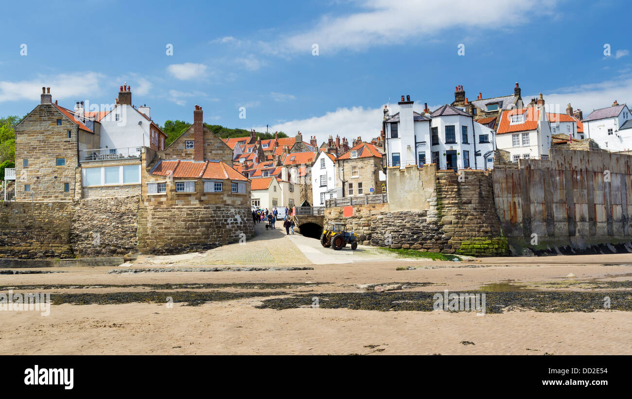 Strand und Meer bei Robin Hoods Bay Yorkshire England UK Europe Stockfoto