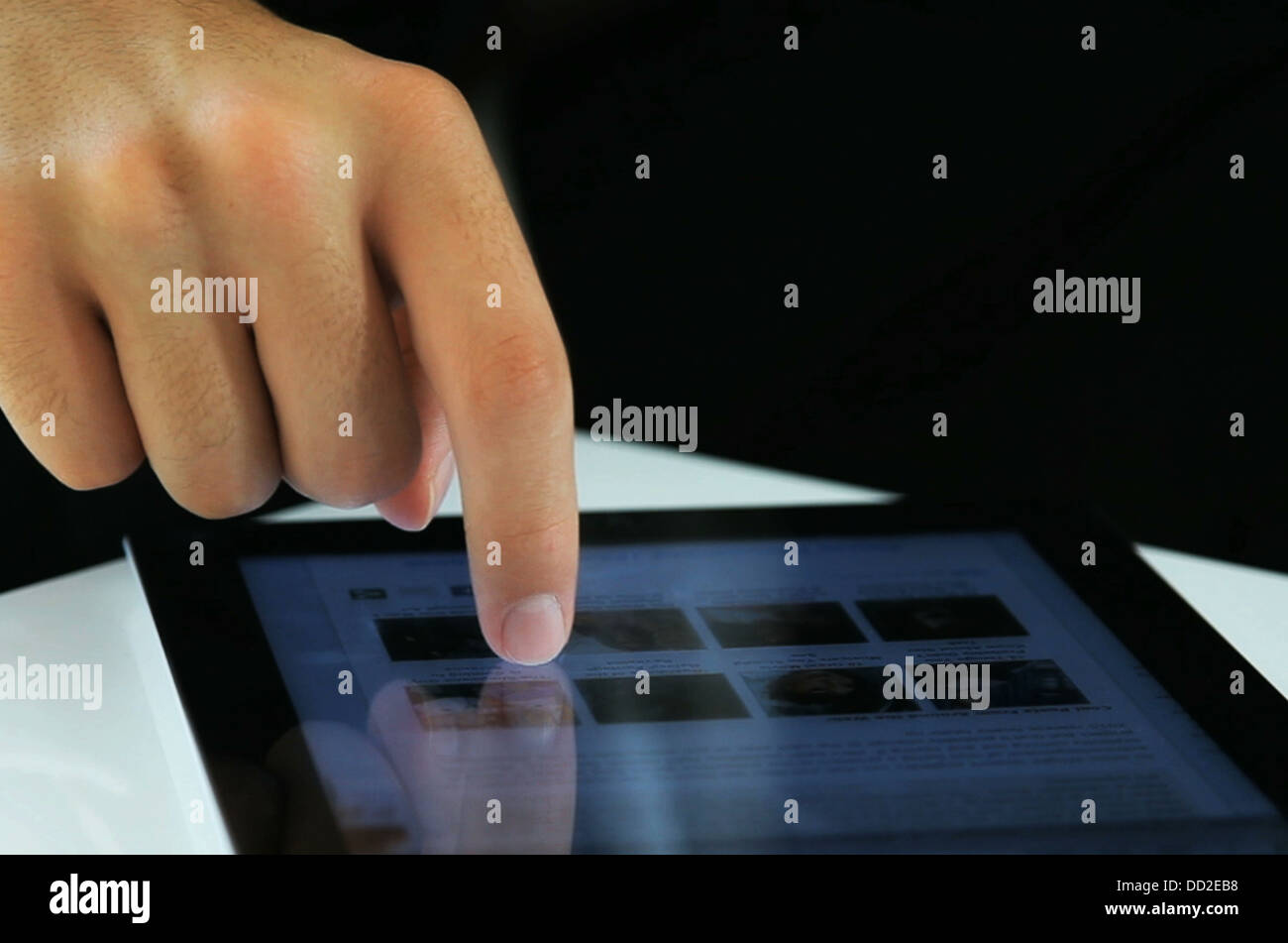 Schuss von männlichen Hand mit einem digitalen Tablet (Ipad) zu schließen. Stockfoto