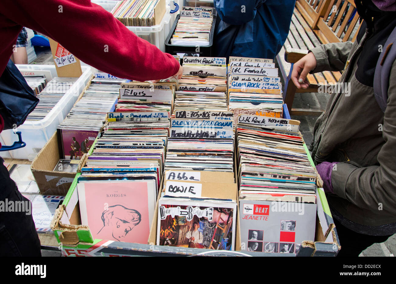 Gebrauchte Schallplatten zu verkaufen auf einem Stall in der Grassmarket während der jährlichen Messe Grassmarket. Stockfoto