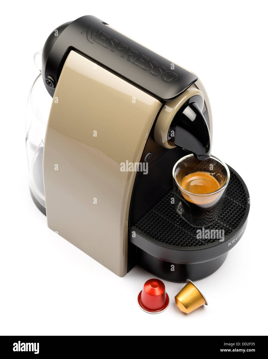Nespresso-Kaffeemaschine ausgeschnitten isoliert auf weißem Hintergrund - Krups Essenza Auto XN 2140 Erde Stockfoto