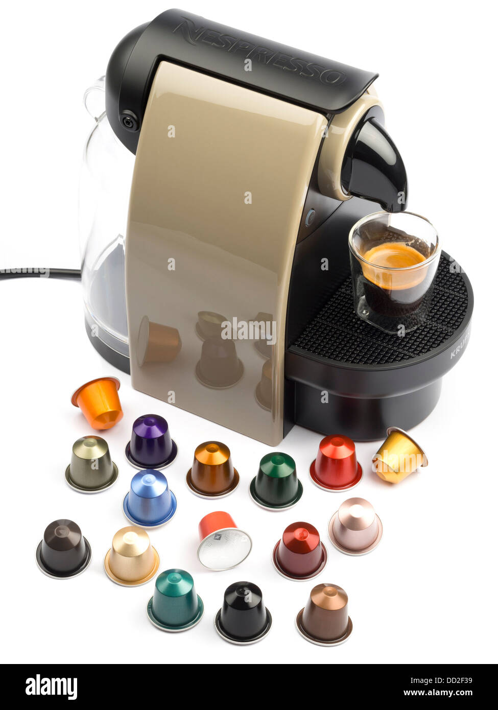 Nespresso Kaffeemaschine mit verschiedenen Kapseln isoliert auf weißem Hintergrund ausschneiden Stockfoto