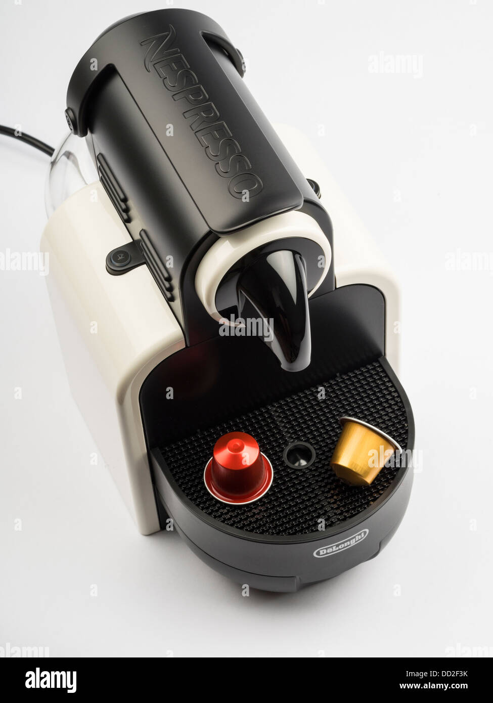 Nespresso-Kaffeemaschine ausgeschnitten isoliert auf weißem Hintergrund - DeLonghi Essenza Auto EN 97 W Stockfoto