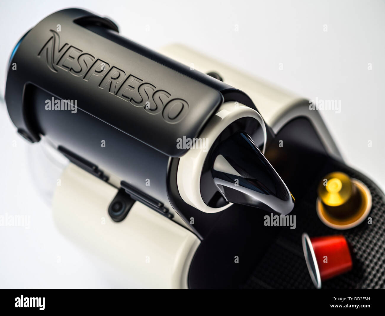 Nespresso-Kaffeemaschine ausgeschnitten isoliert auf weißem Hintergrund - DeLonghi Essenza Auto EN 97 W Stockfoto