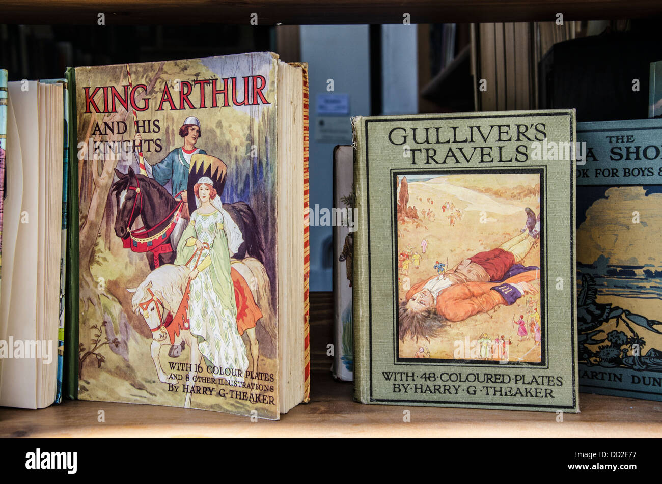 Vintage Kopien von "Gullivers Reisen" und "König Artus und seine Ritter" in einem Antiquariat. Stockfoto