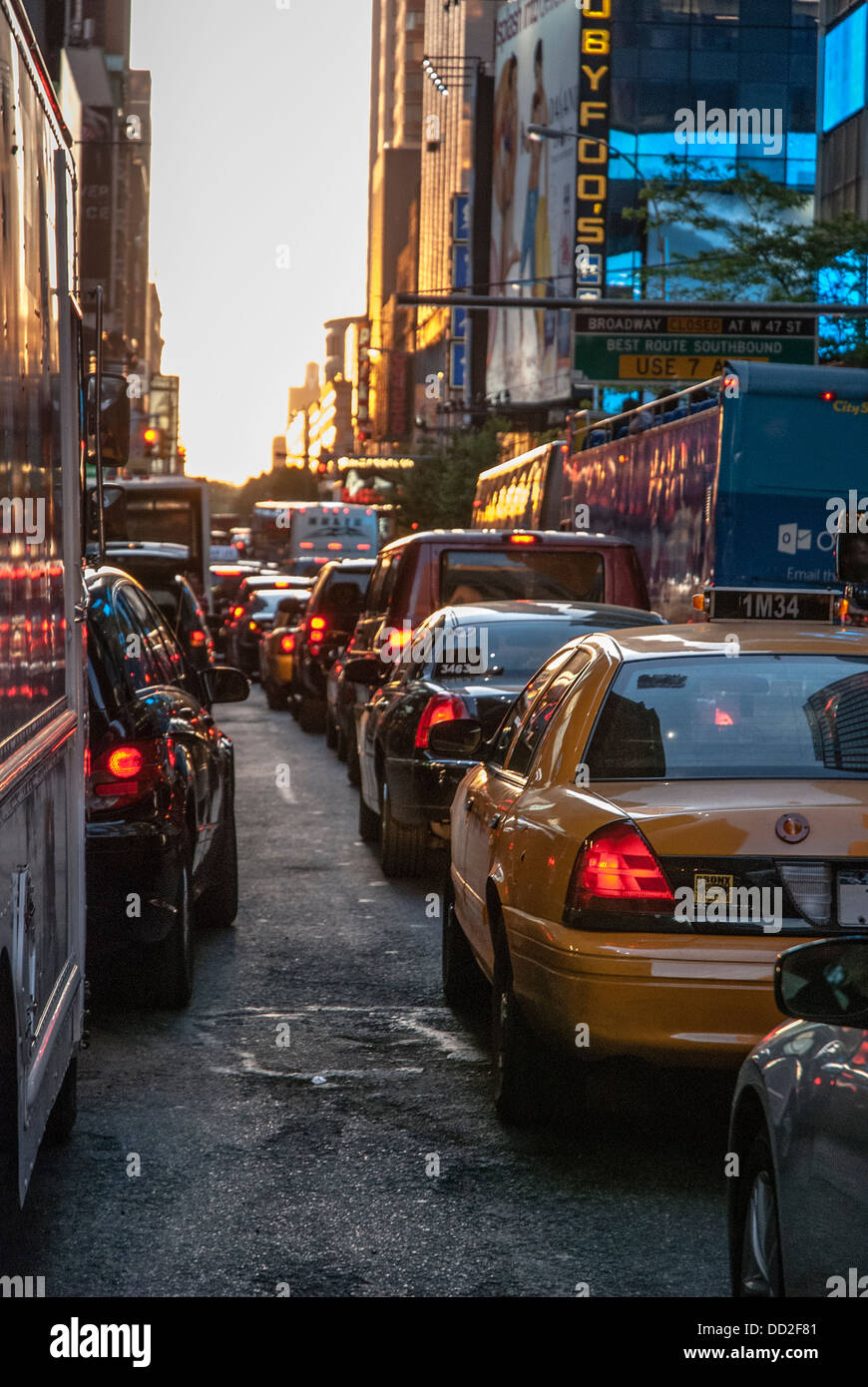 Bild von Manhattan New York USA Straße, im Mai 2013. Im Vordergrund ein yellow Cab im Stau. Hintergrund, den Sonnenuntergang. Stockfoto