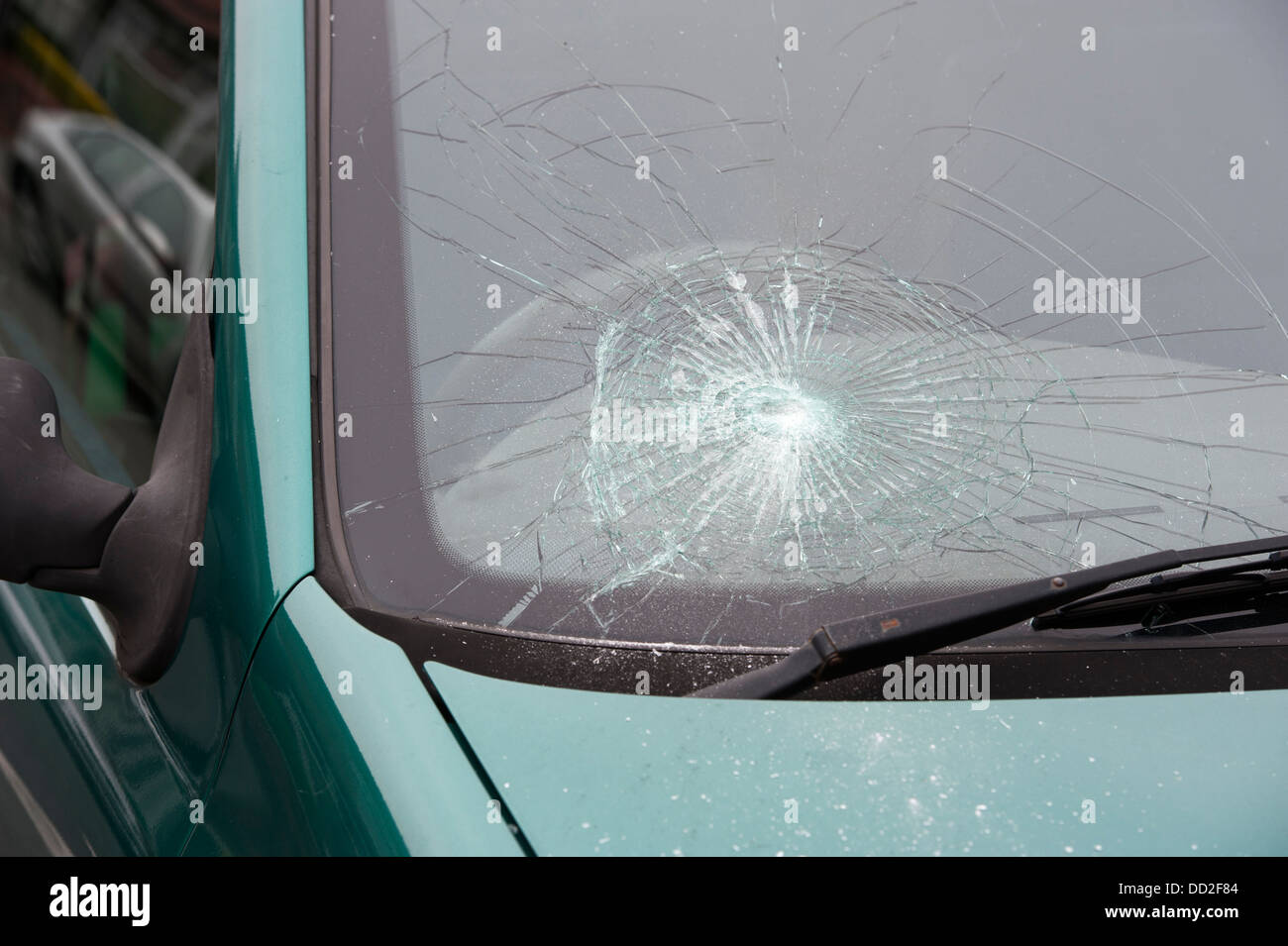 Zersplitterte Windschutzscheibe zeigt kaputte Autoscheibe nach einem  Verkehrsunfall mit Fahrerflucht und Polizeieinsatz wegen Trunkenheit am  Steuer mit Glasschaden an der Frontscheibe und Splittern Stock-Foto