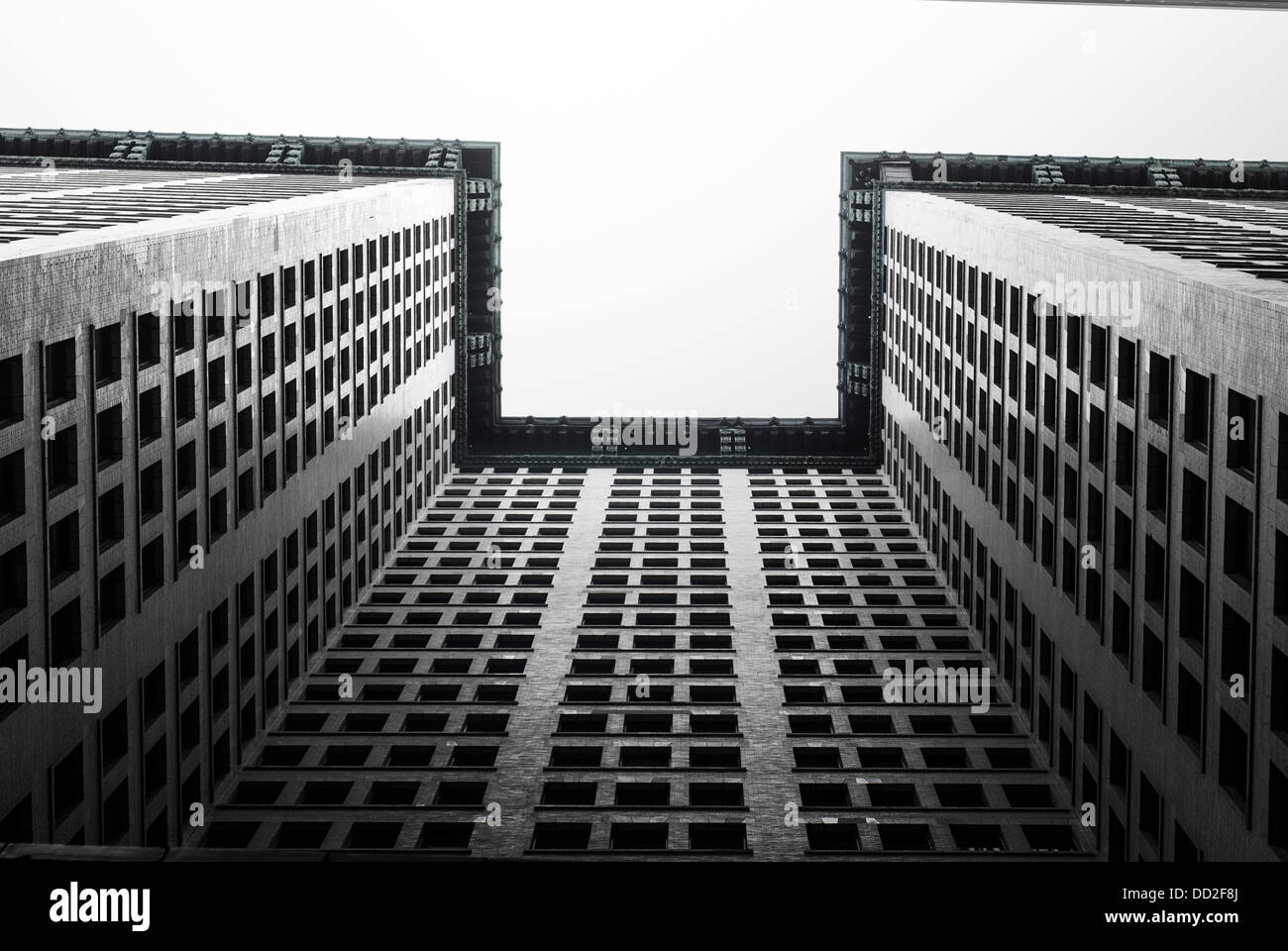 Wolkenkratzer in Manhattan New York City USA, im Mai 2013 von unten gesehen. In einem weißen Himmel Hintergrund. Stockfoto