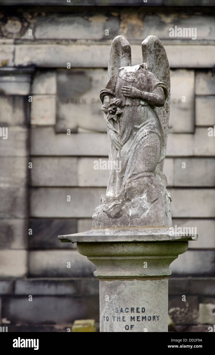 Beschädigte Figur eines Engels im neuen Calton Burial Ground. Stockfoto