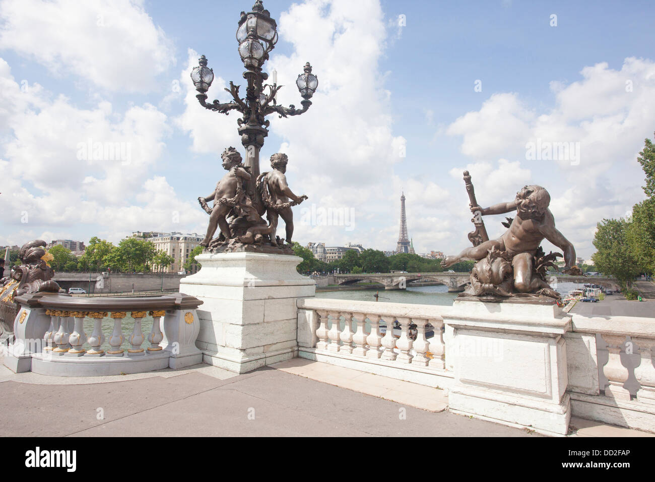 Brücke Pont Alexandre III Skulpturen über den Fluss Seine in Paris Frankreich Stockfoto