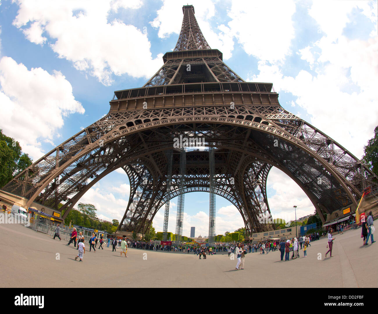 Unter dem Eiffelturm (la Tour Eiffel) befindet sich auf dem Champ de Mars in Paris Frankreich Stockfoto