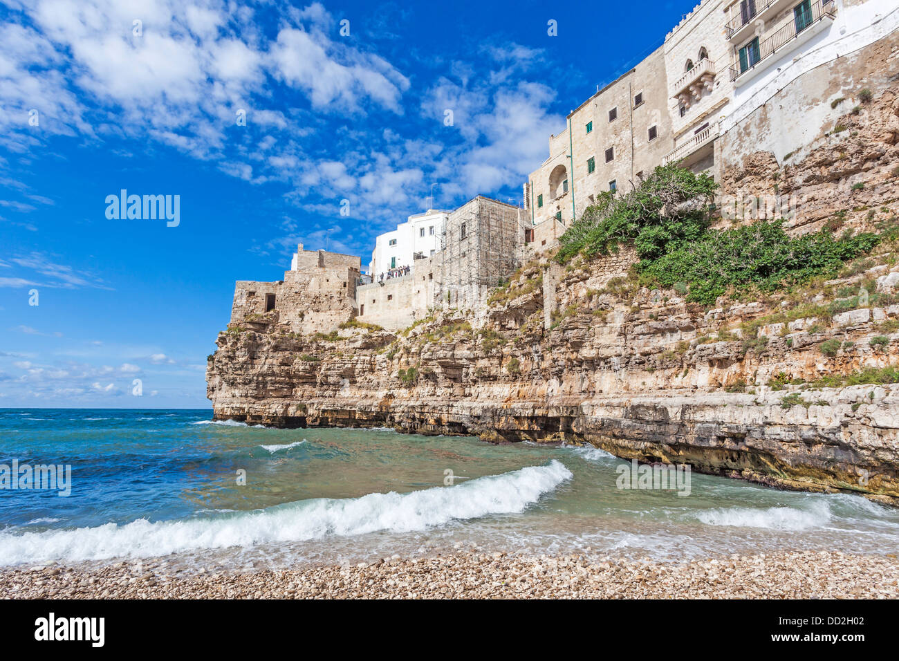 Die charmanten historischen Klippe Stadt von Polignano a Mare in Apulien, Süditalien mit weißen Häuser auf einer Klippe Stockfoto