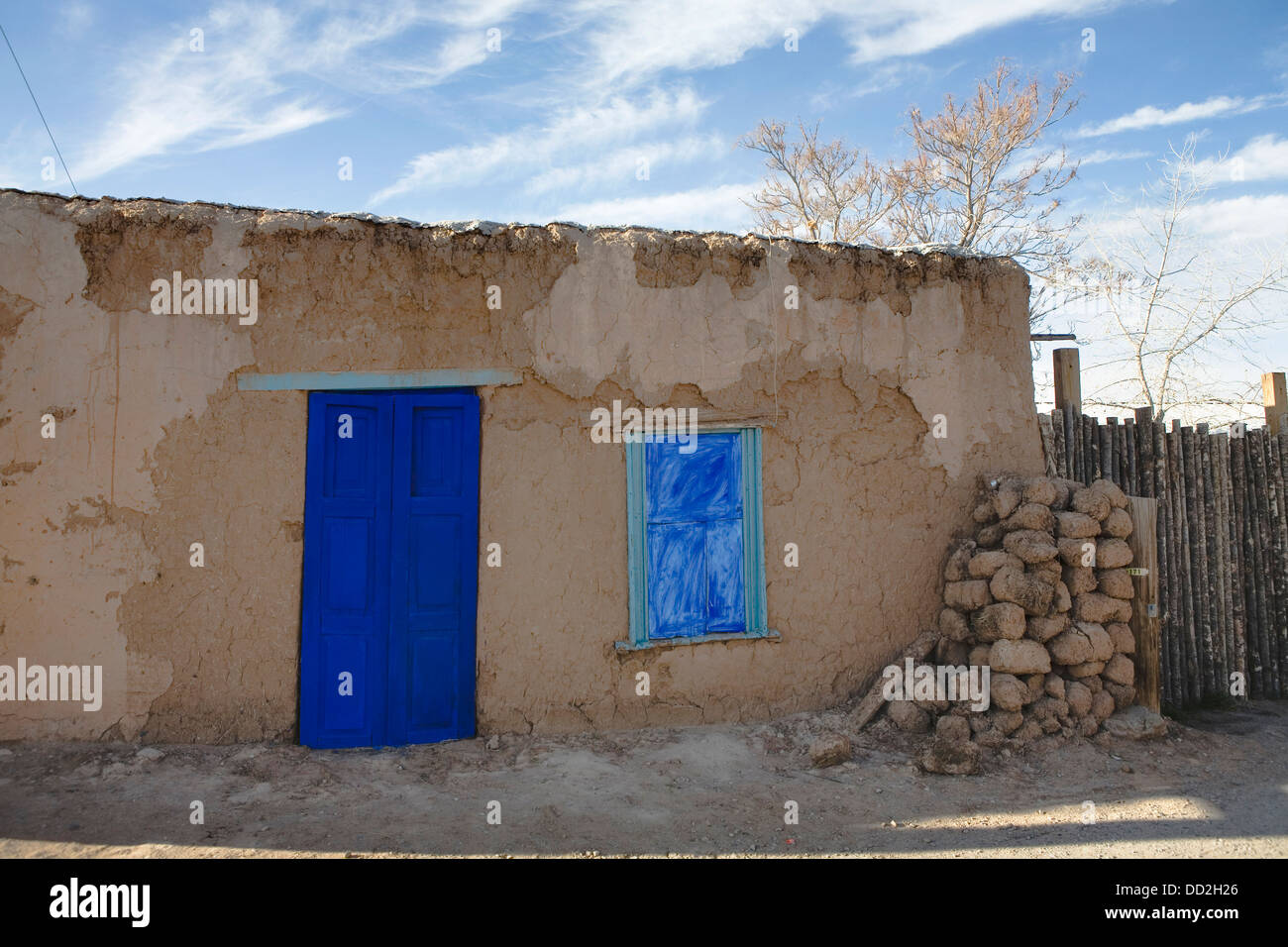 Blaue Tür auf Adobe Gebäude in Corrales, NM. Foto von Janet Worne. Stockfoto