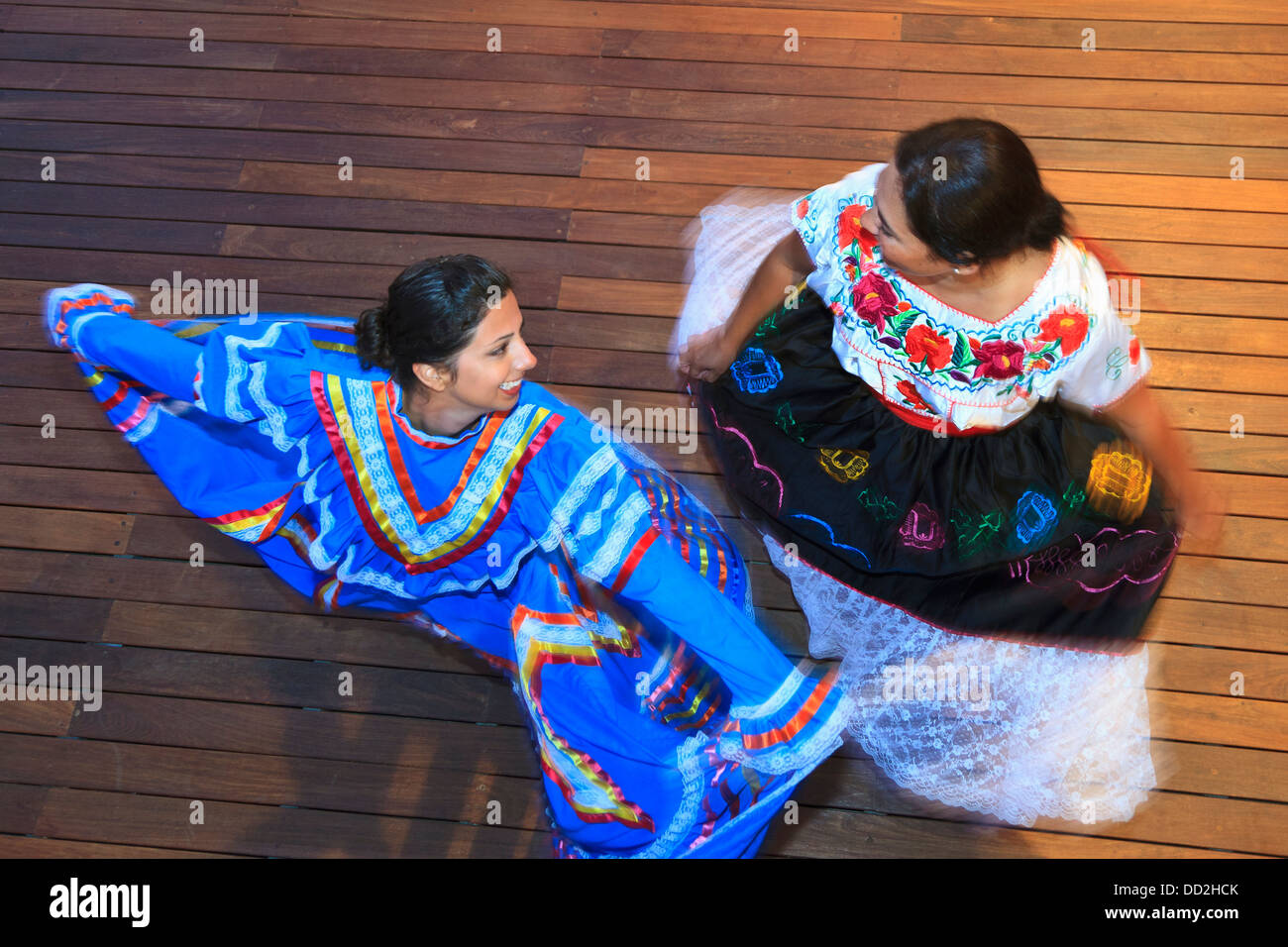 Hispanische Frauen tanzen In traditionellen folkloristischen Kleider Guaycura Boutique Hotel And Spa; Todos Santos, Baja California, Mexiko Stockfoto