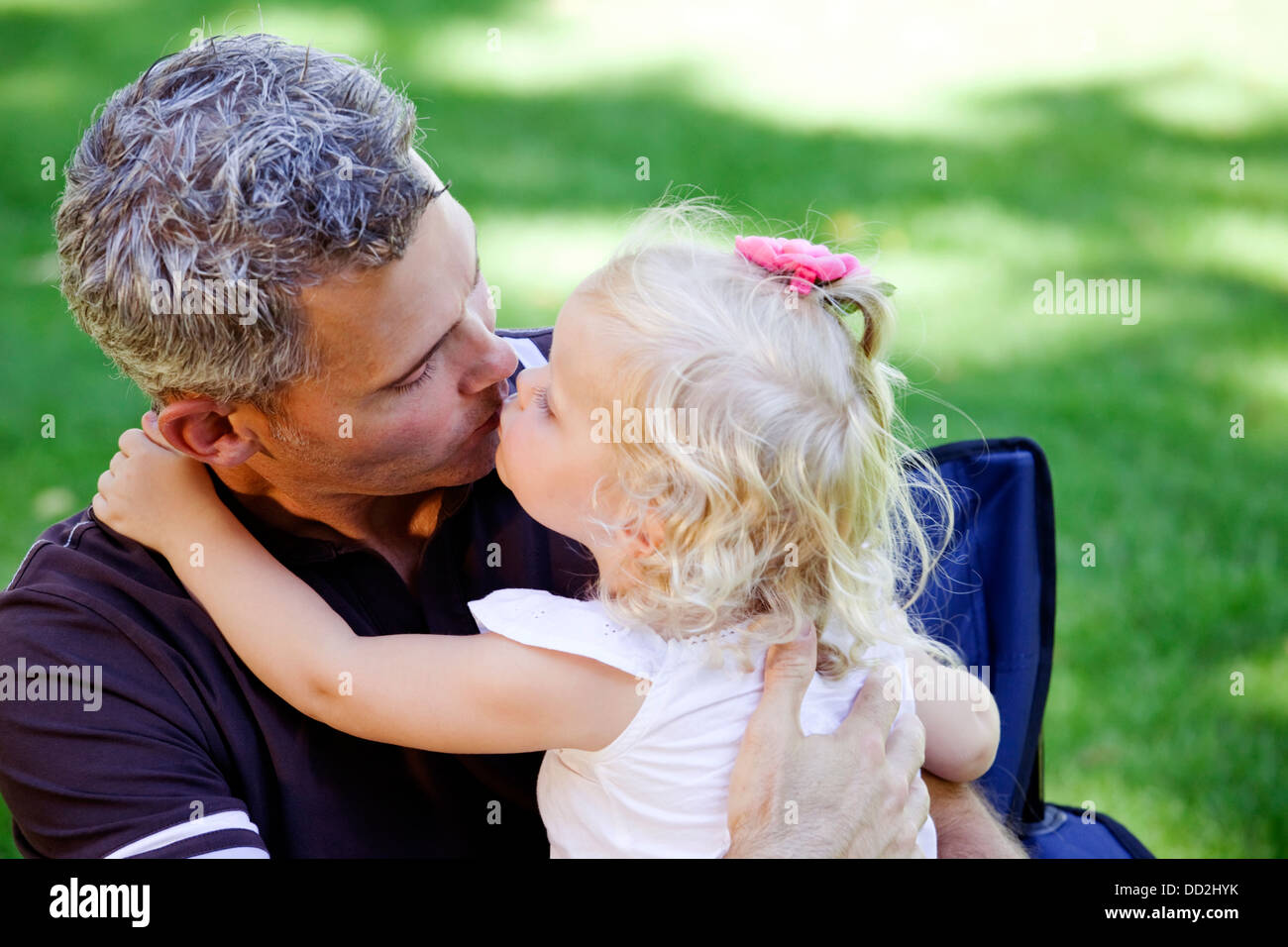 Vater wird von Kleinkind Tochter geküsst; Edmonton, Alberta, Kanada Stockfoto