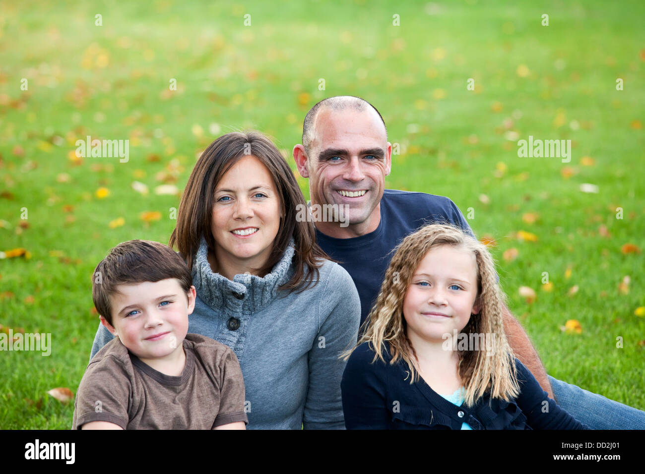 Familienbild In einem Park; Beaumont, Alberta, Kanada Stockfoto