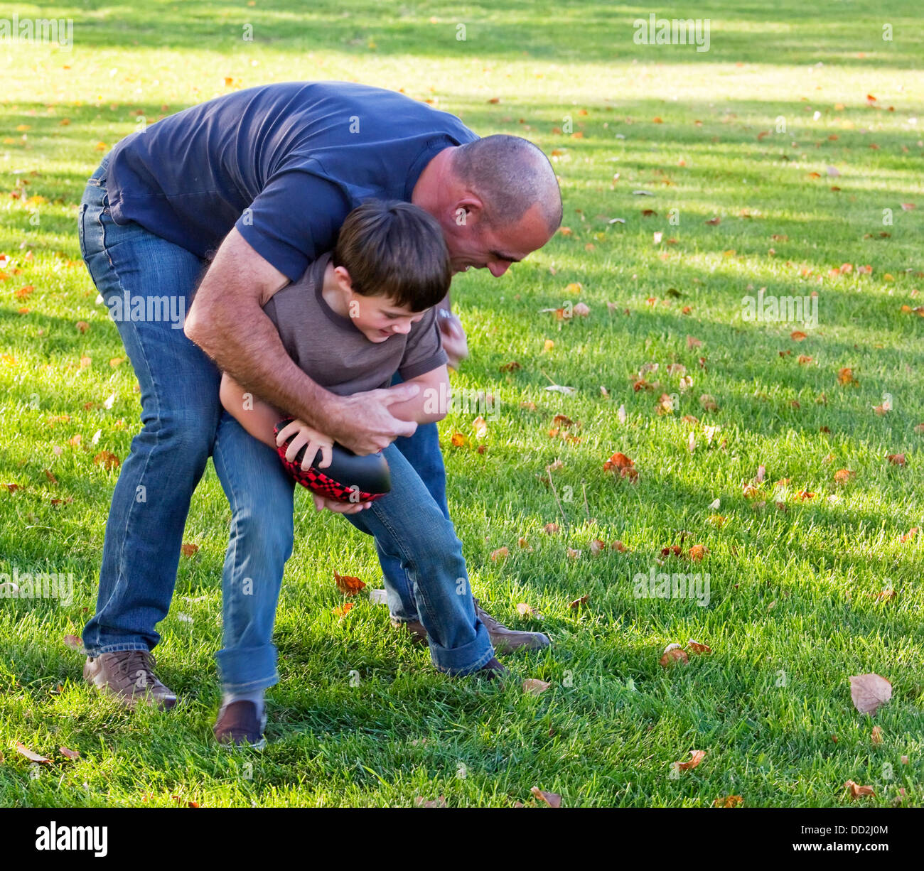 Vater und Sohn In einem Park Fußball spielen; Beaumont, Alberta, Kanada Stockfoto