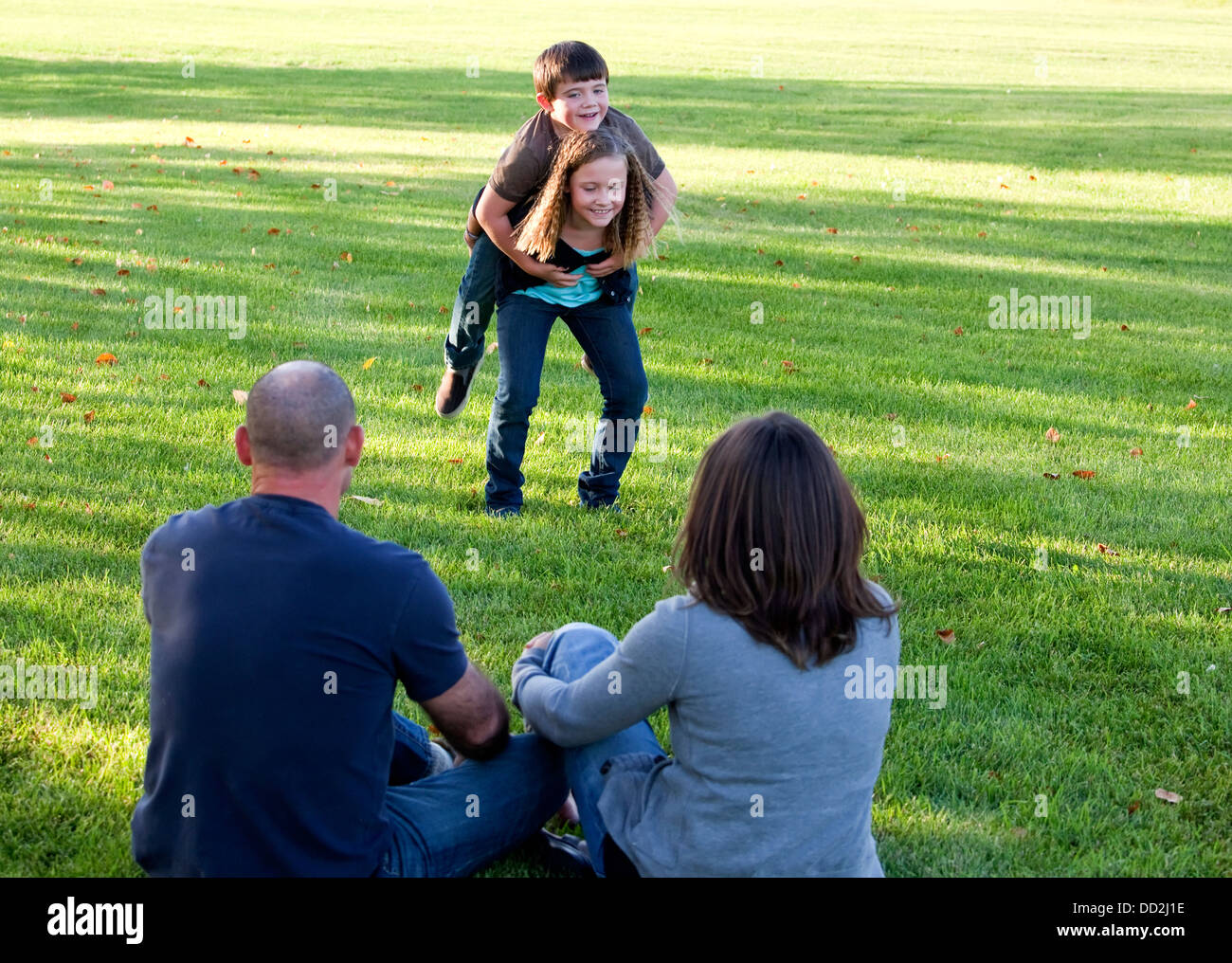 Eltern sehen ihre Kinder spielen im Park; Beaumont Alberta Kanada Stockfoto
