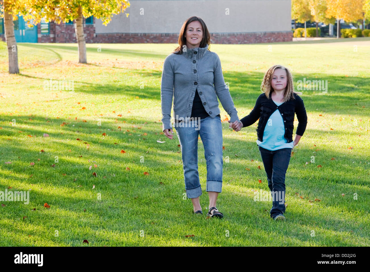 Mutter und Tochter In einem Park zu Fuß von der Schule; Beaumont Alberta Kanada Stockfoto