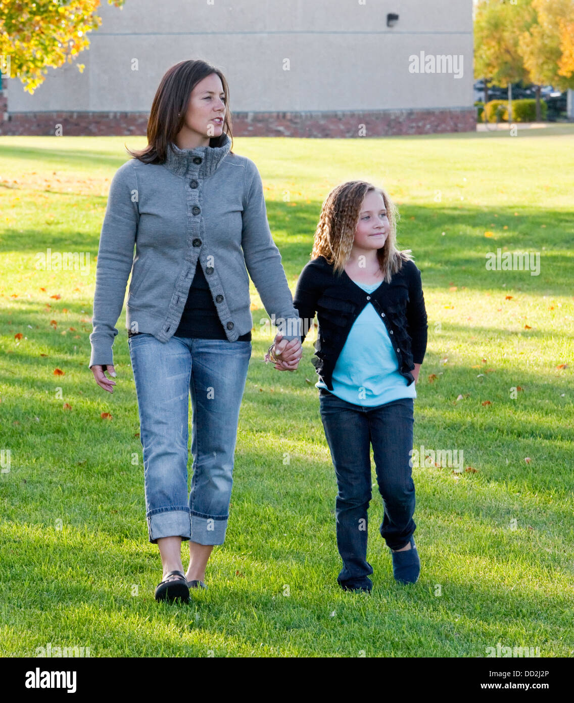 Mutter und Tochter In einem Park zu Fuß von der Schule; Beaumont, Alberta, Kanada Stockfoto