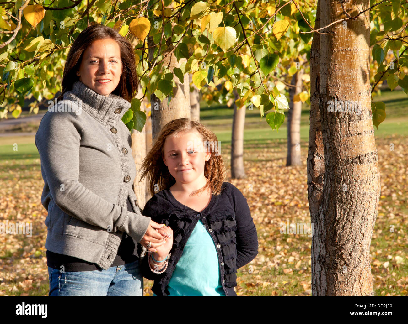 Porträt einer Mutter und Tochter In einem Park; Beaumont, Alberta, Kanada Stockfoto