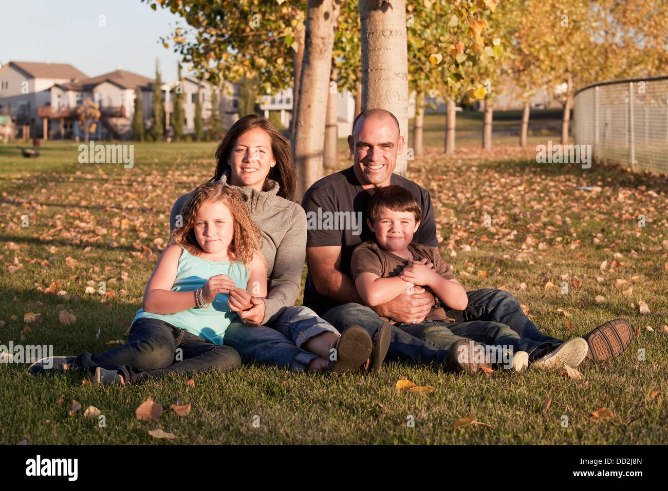 Familienbild In einem Park im Herbst; Beaumont, Alberta, Kanada Stockfoto