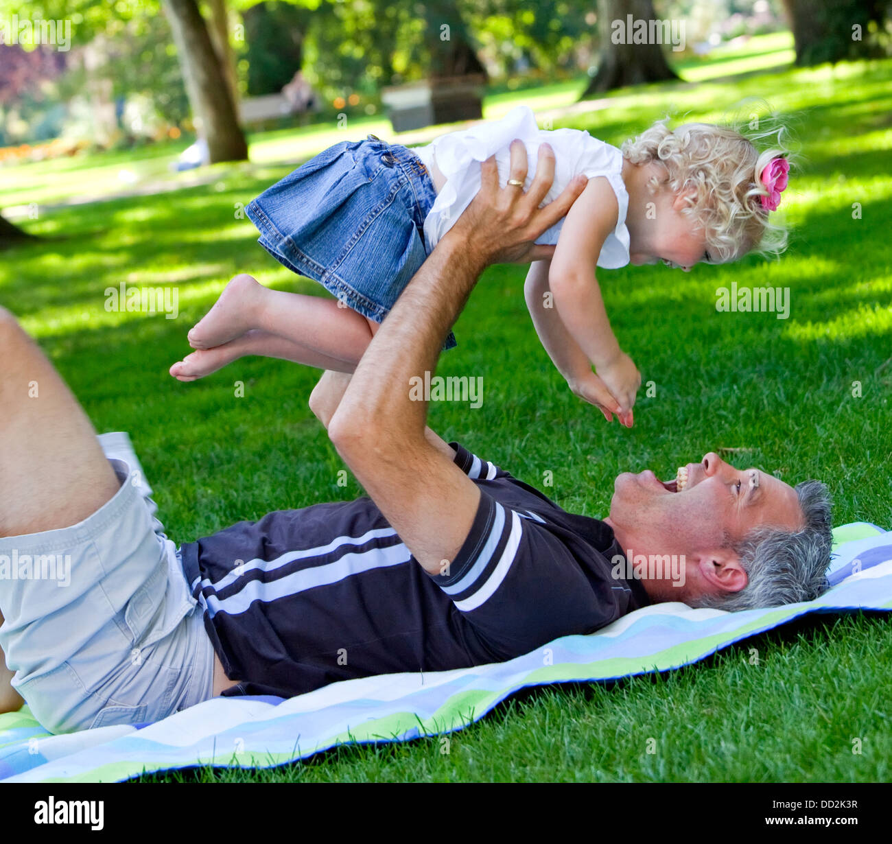Vater und Tochter verbringen Zeit zusammen In einem Park; Edmonton, Alberta, Kanada Stockfoto