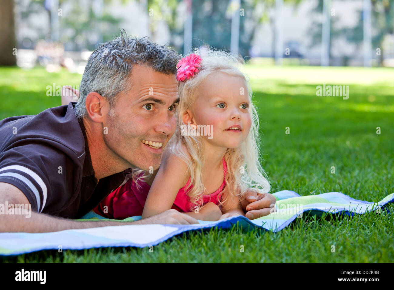 Vater und Tochter verbringen Zeit zusammen In einem Park; Edmonton, Alberta, Kanada Stockfoto