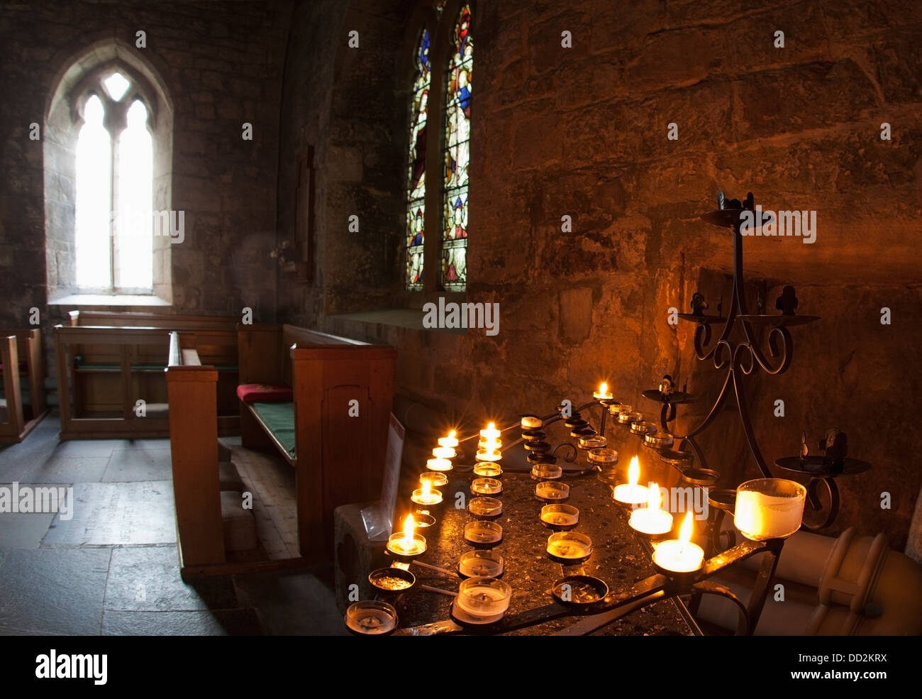 Kerzen im Inneren einer Kirche Heiligtum; Bamburgh, Northumberland, England Stockfoto
