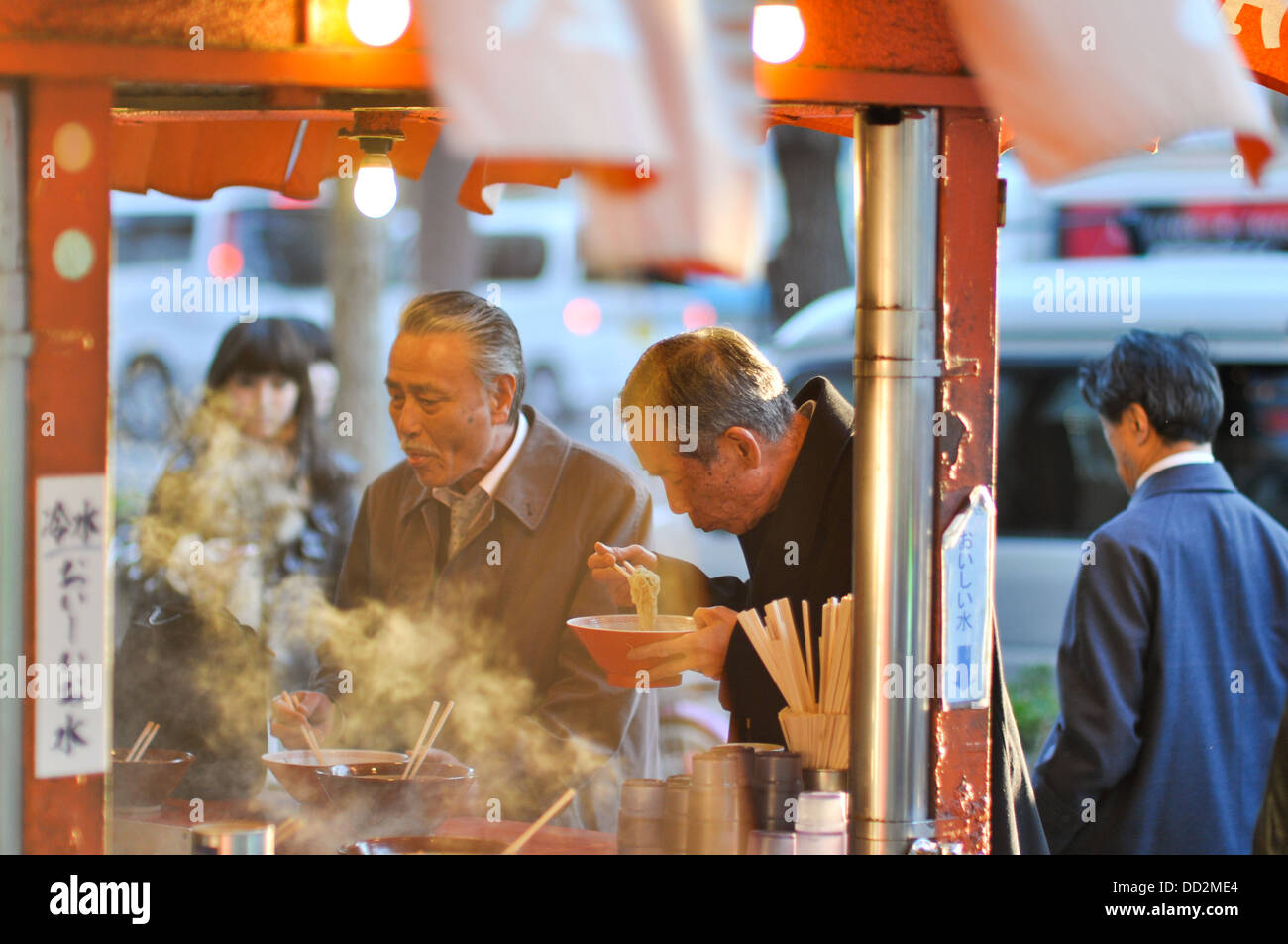 Gehaltsempfänger in Japan eine Schüssel mit Nudeln essen. Stockfoto