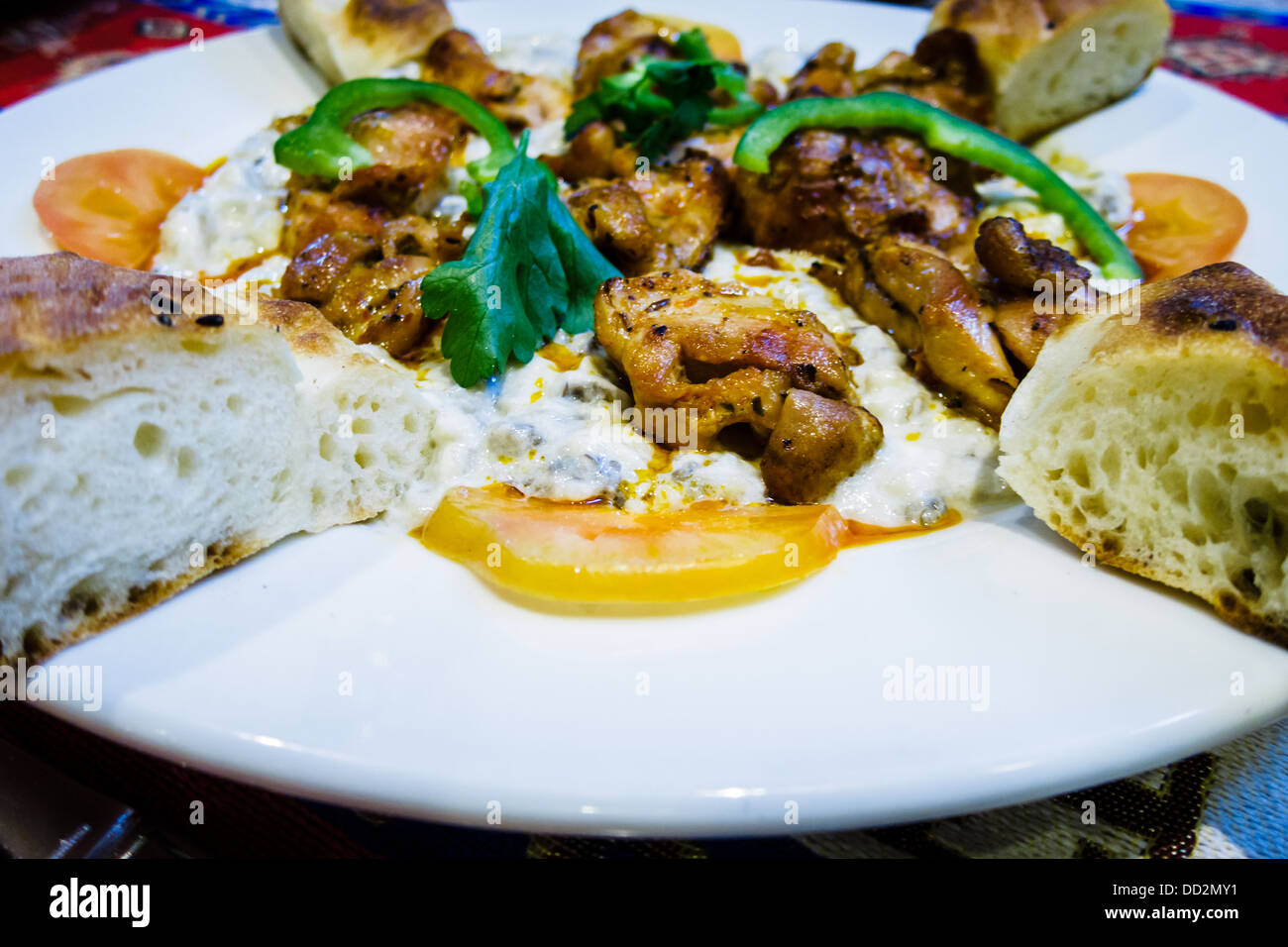 Typische türkische Mahlzeit von Char gegrilltes Hähnchen, Joghurtsauce und türkisches Brot Stockfoto