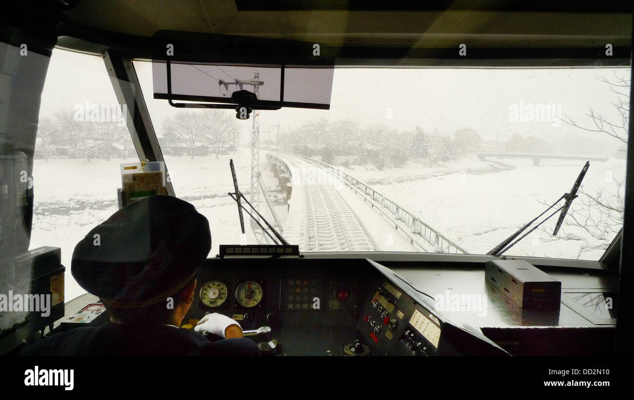 Die Aussicht von einem Zug in Japan im Winter. Stockfoto