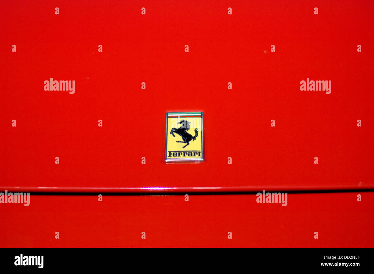 Ferrari-Abzeichen und Motorhaube Stockfoto