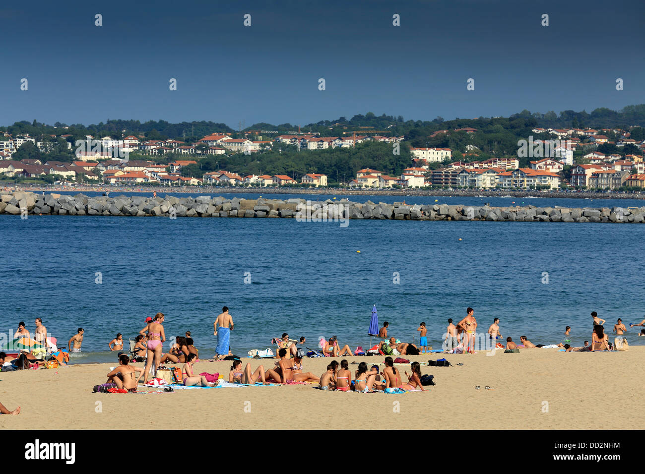 Sommer Menschenmenge am Strand von Hondarribia im spanischen Baskenland. Stockfoto