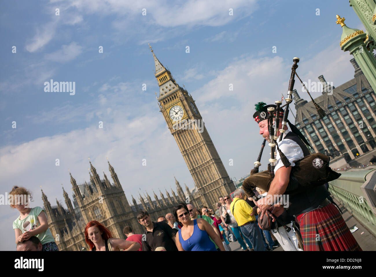 Mann spielt Dudelsack auf Westminster Bridge. London, England Stockfoto