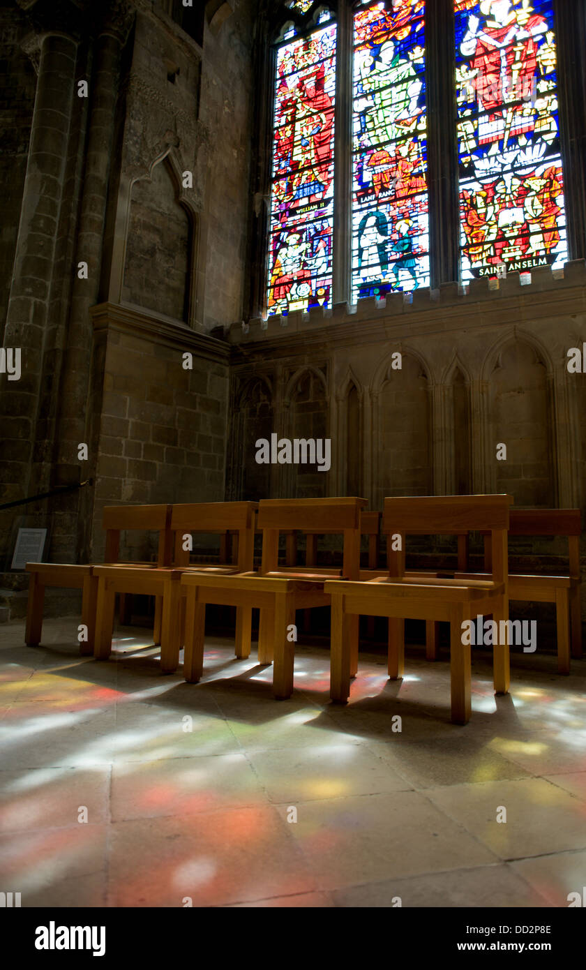 Innenraum der Kathedrale von Canterbury mit Sonnenlicht durch die Glasfenster, die Farben auf dem Boden zu schaffen. Stockfoto
