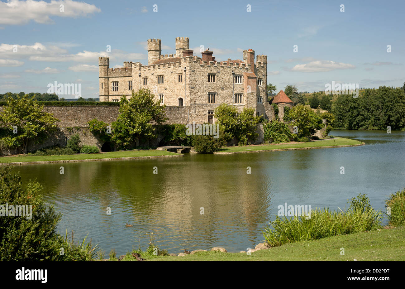 Vollansicht des Leeds Castle in Kent, England zeigt seine Spiegelung im Wasser um ihn herum. Stockfoto