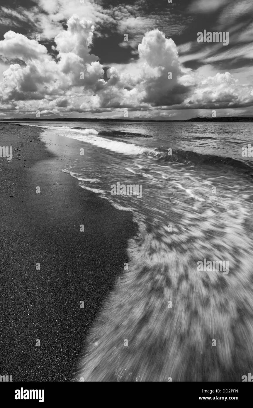 Wellen angespült am Strand von Marina Strandpark, Edmonds, Washington, USA Stockfoto