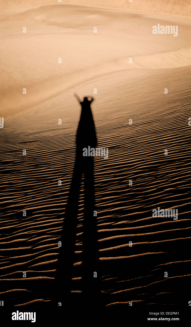 Wanderer in den Dünen von Maspalomas, Gran Canaria, Kanarische Inseln, Spanien Stockfoto