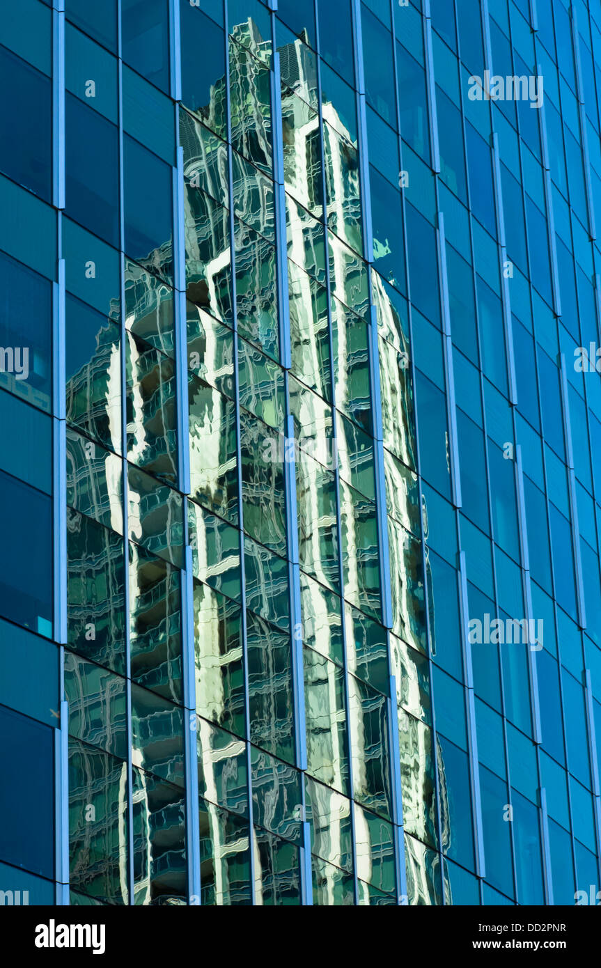Abstrakte Reflexionen von Gebäuden in Dowtown Bellevue, Washington, USA Stockfoto